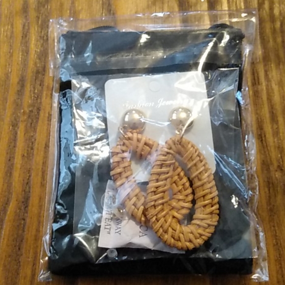 Rattan Teardrop Earrings - Picture 4 of 4